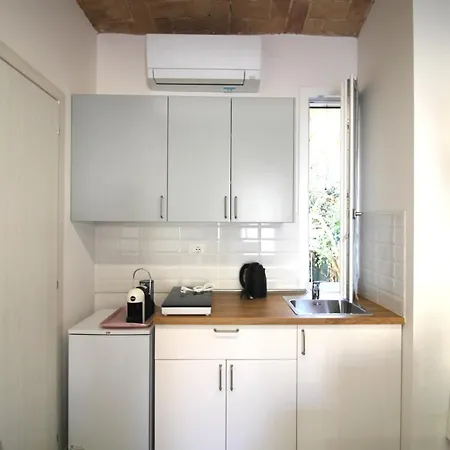 Coral Modern Design & Free Parking Apartment