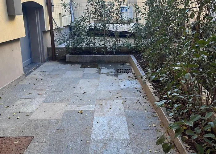 Coral Modern Design & Free Parking Apartment